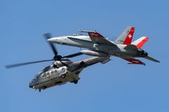 带领瑞士人空军队麦克唐纳-道格拉斯公司F/A-18C的瑞士空军队法国航太公司AS532 TH98军用公共直升机T-340 Ho 免版税库存照片 带领瑞士人空军队麦克唐纳-道格拉斯公司F/A-18C的瑞士空军队法国航太公司AS532 TH98军用公共直升机T-340 Ho 免版税库存照片
